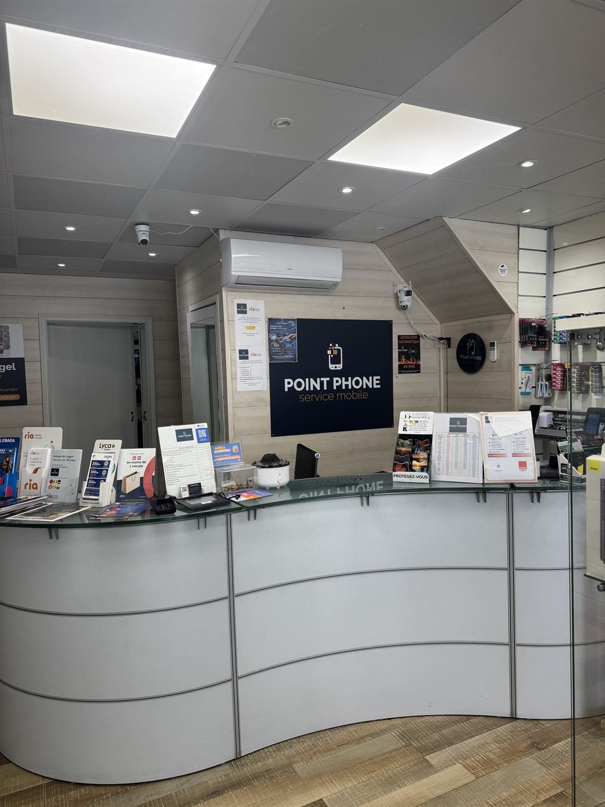 Comptoir de la boutique PointPhone à Fréjus