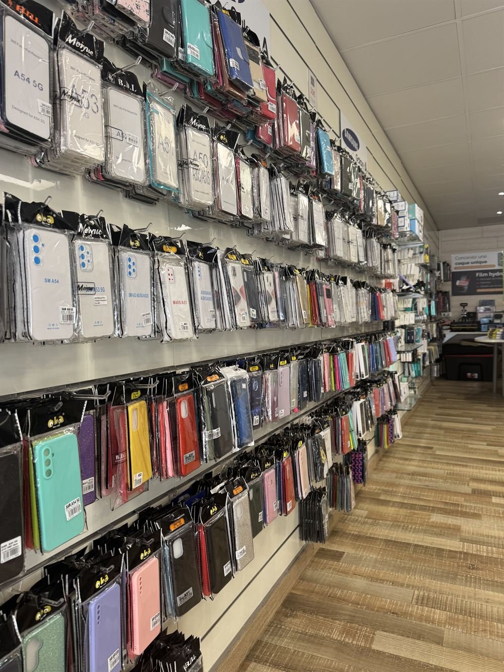Mur de coques de la boutique PointPhone à Fréjus